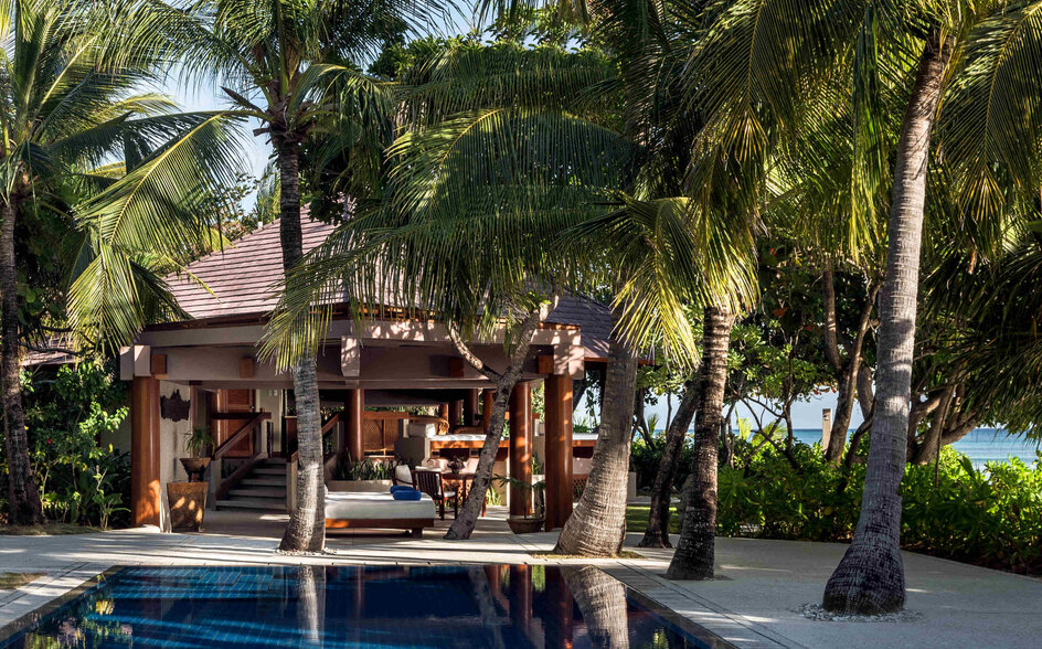 Amanpulo 리조트의 Villa 32 수영장, 야자수와 목재 구조물이 있는 낮 시간의 모습