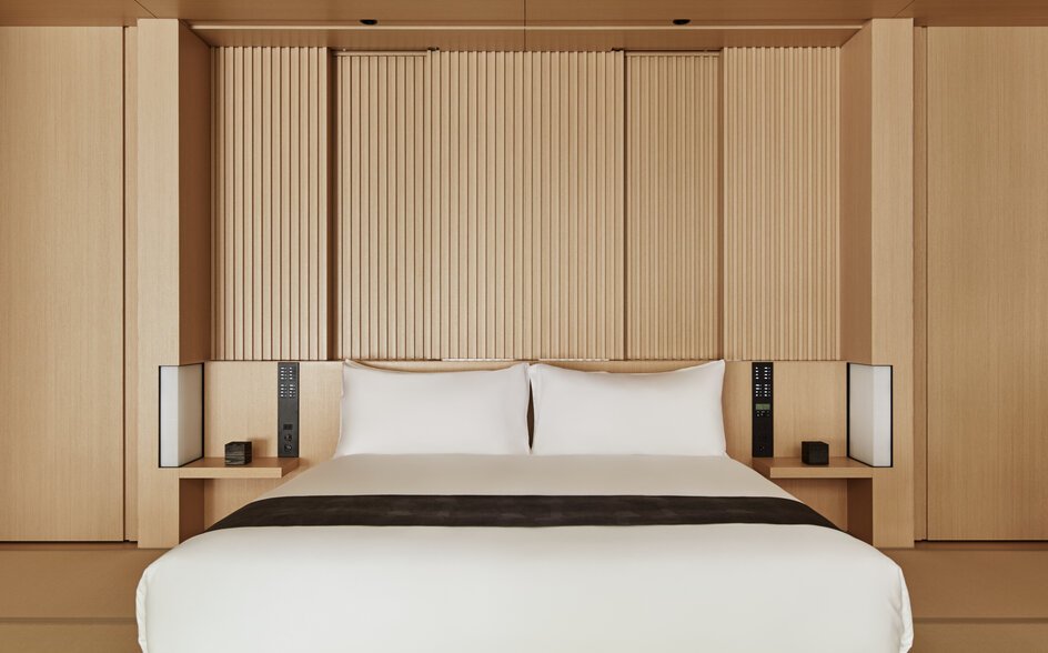 Principal bedroom with canopied bed and cream bedding at Aman Kyoto.