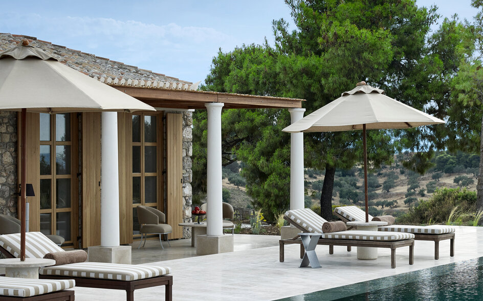 Villa avec piscine et terrasse ombragée à Amanzoe resort.