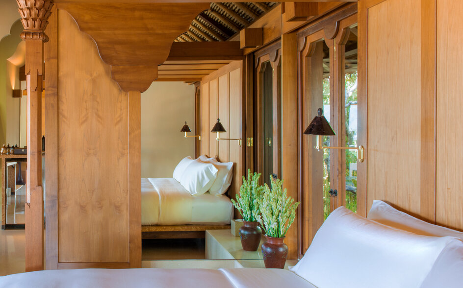 アマンキラのリゾートの客室内、木製の建築的な仕切りと寝室エリアへの開口部。