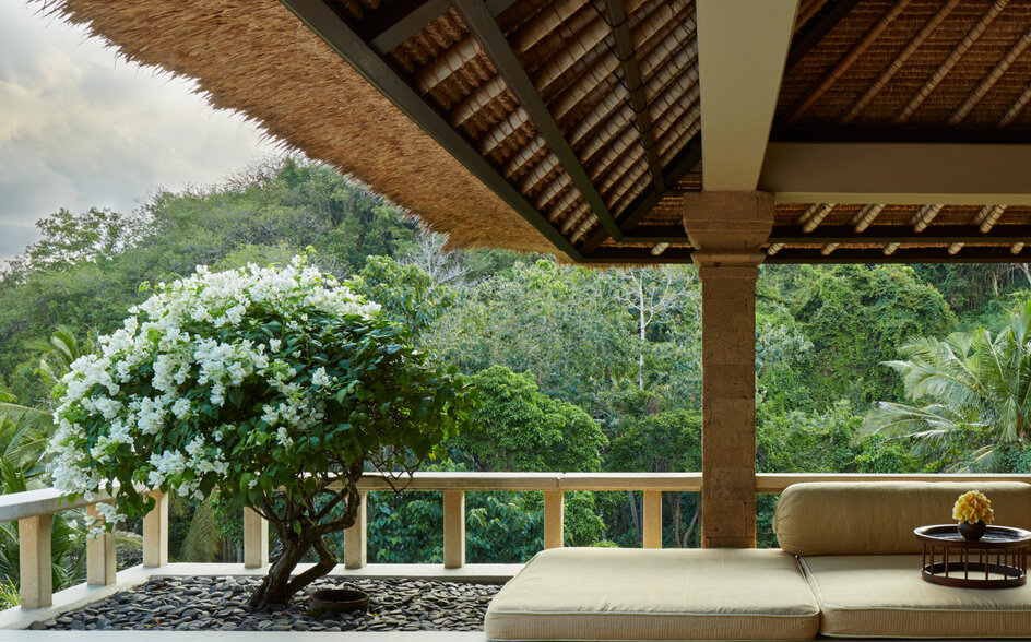 アマンキラのガーデンスイートテラスから、緑豊かな景観を望む。