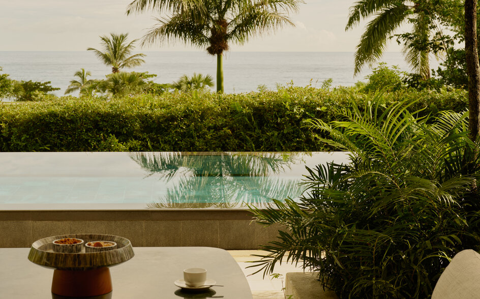 Casita avec piscine à débordement et vue sur la végétation luxuriante à Amanera.