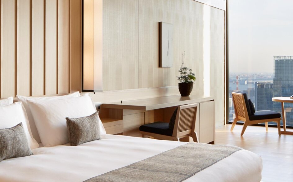 Suite principal à l'Aman Tokyo avec lit king-size, baie vitrée et vue sur Tokyo.