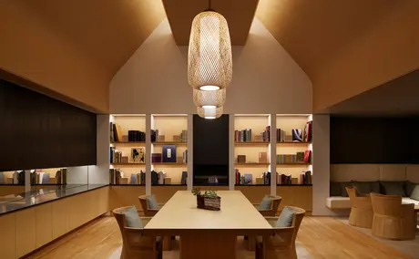 Galerie de présentation avec éclairage chaleureux et vitrines au resort Amanemu.