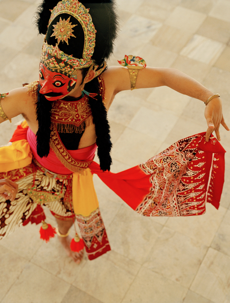 安缦齐和度假村展示的传统印尼木偶戏角色，穿着红金相间的华丽服饰。