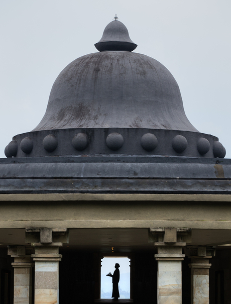 安缦齐和度假村圆形穹顶建筑细节，灰色石质穹顶顶部装饰。