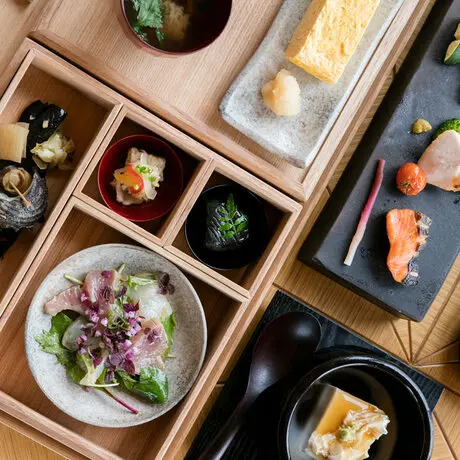 Vue d'ensemble de la salle à manger d'Amanemu, présentant divers plats et service de dining au resort.