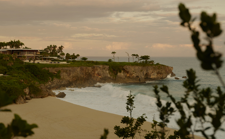 Vista costera de Amanera con piscina y vegetación tropical de la República Dominicana.