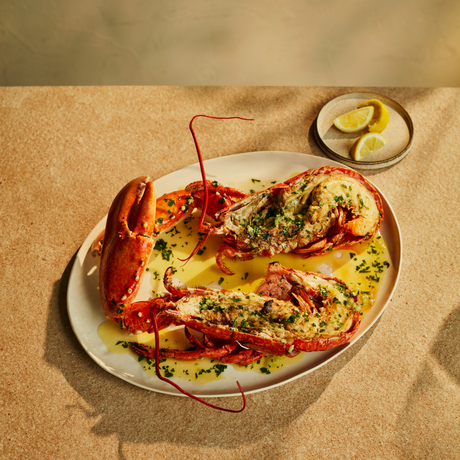 アマンプリリゾートのヌラビーチで供される、新鮮な食材を使った彩り豊かなシーフード料理。