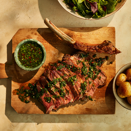 アマンプリのリゾートで提供される、香草を添えたグリルした肉料理