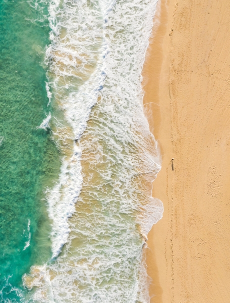 Playa de arena dorada con olas turquesas en Amanera, un resort en República Dominicana.