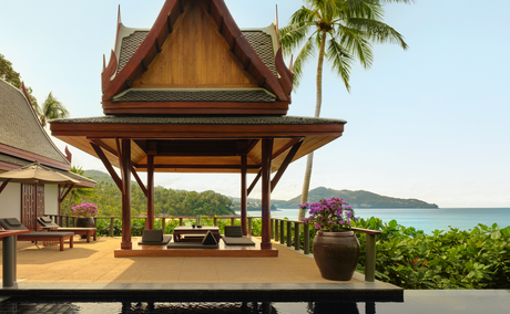 Pavillon extérieur ouvert avec toit traditionnel thaï à Amanpuri, resort en Thaïlande.