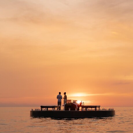 Plateforme océanique au coucher de soleil sur la mer d'Andaman à Amanpuri, resort en Thaïlande.