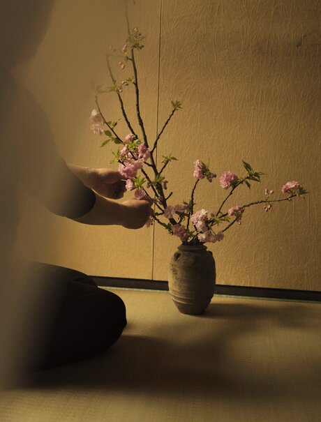 アマン ニューヨークのホテルでのいけばな講座の一場面。陶製の花瓶に活けられた枝と花が、静寂の中に佇んでいます。