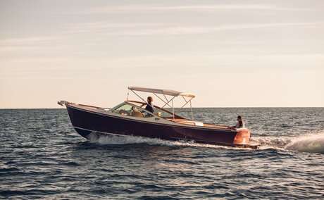 Motorboat cutting through calm waters near Amanvari, Mexico.