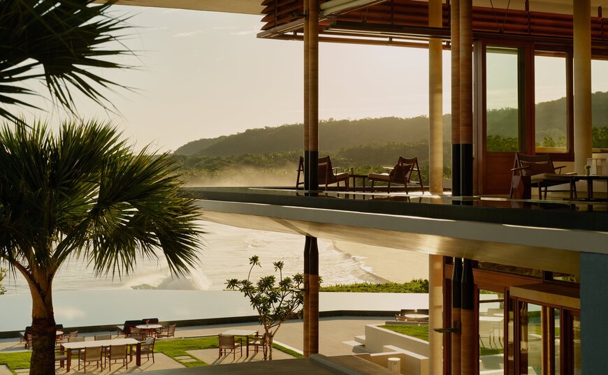 Lounge bar en Amanera resort con vistas a la costa dominicana desde grandes ventanales.