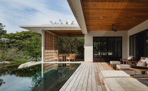 Amanoi-ի հյուրանոցի Lake Wellness Pool Villa-ի բաց տեռասից տեսարան՝ լճային ջրի վրա կախված լանջի ընդօրինակություն և հարմարավետ նստատեղեր: