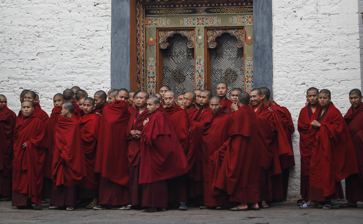 Amankora, Bhutan – Experience, Excursion, Punakha Dzong monks