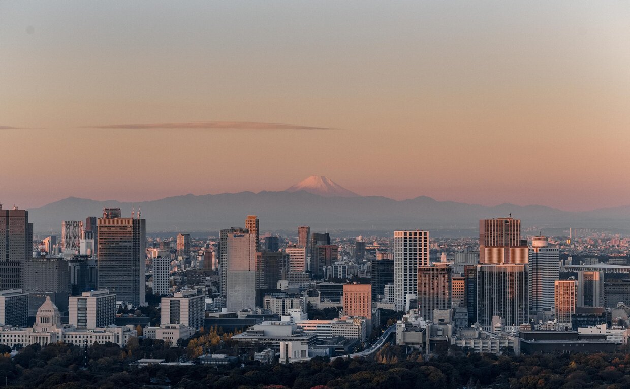 アマン東京のホテルからの東京のスカイライン、夕焼けの空を背景に。