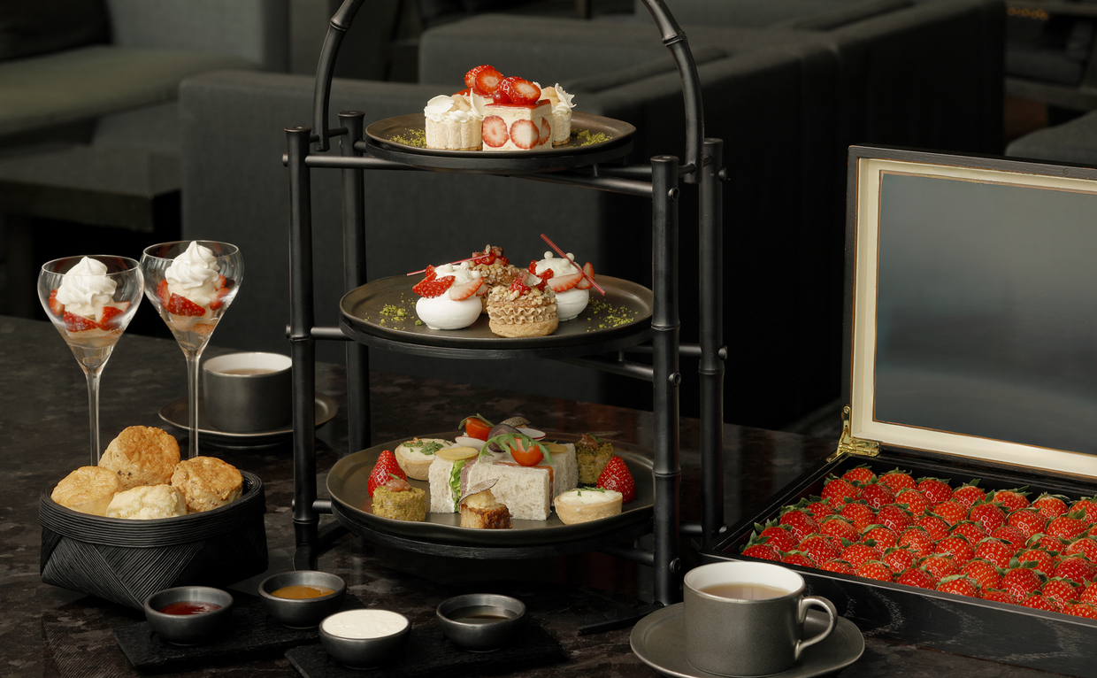 aman_tokyo_lounge_strawberry_afternoon_tea_h