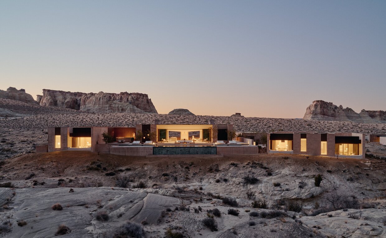 Villa a sei camere con illuminazione calda al tramonto ad Amangiri, resort nel deserto dello Utah.