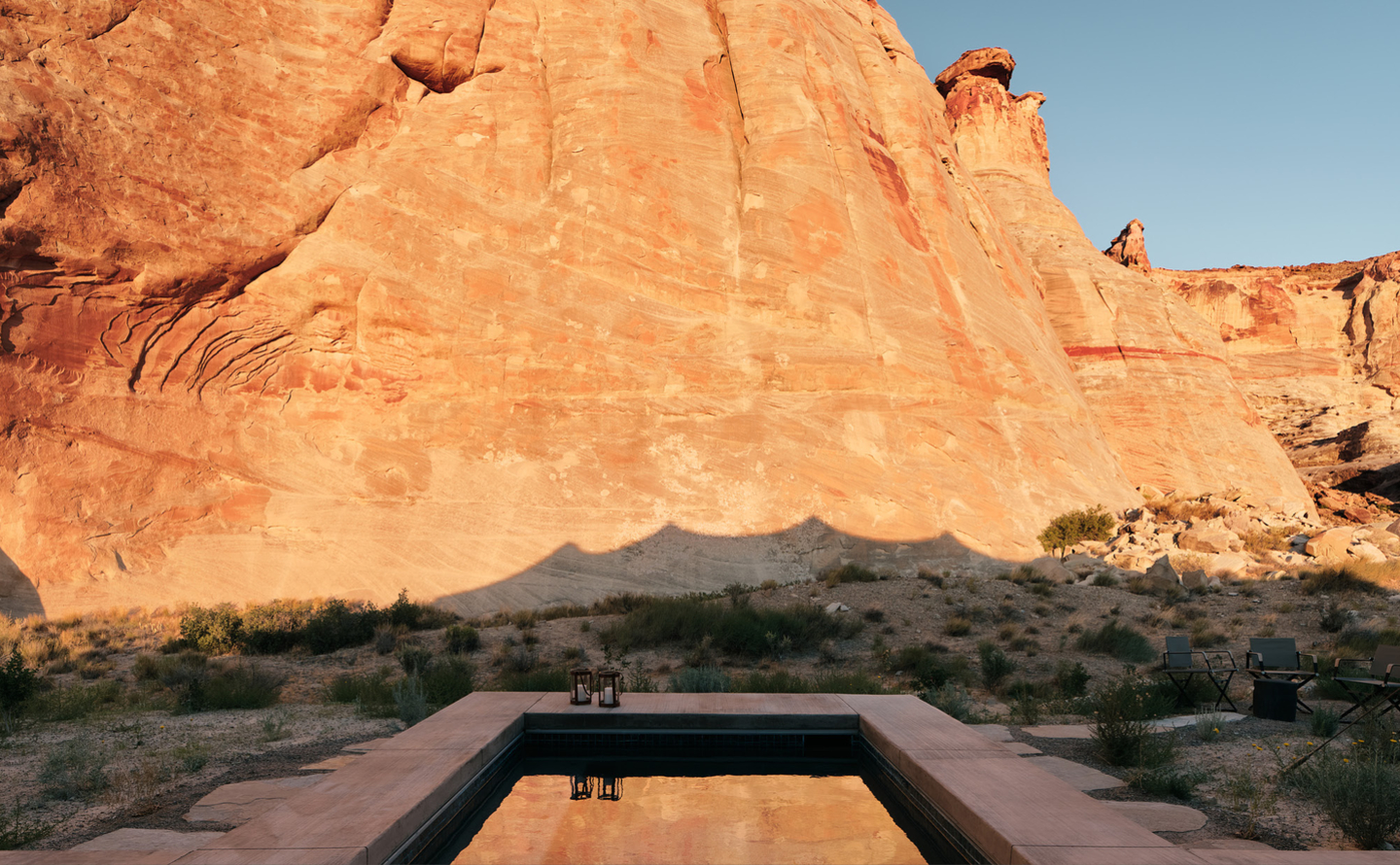 安缦奇岭度假村的露天浴池，背景为沙漠岩层。