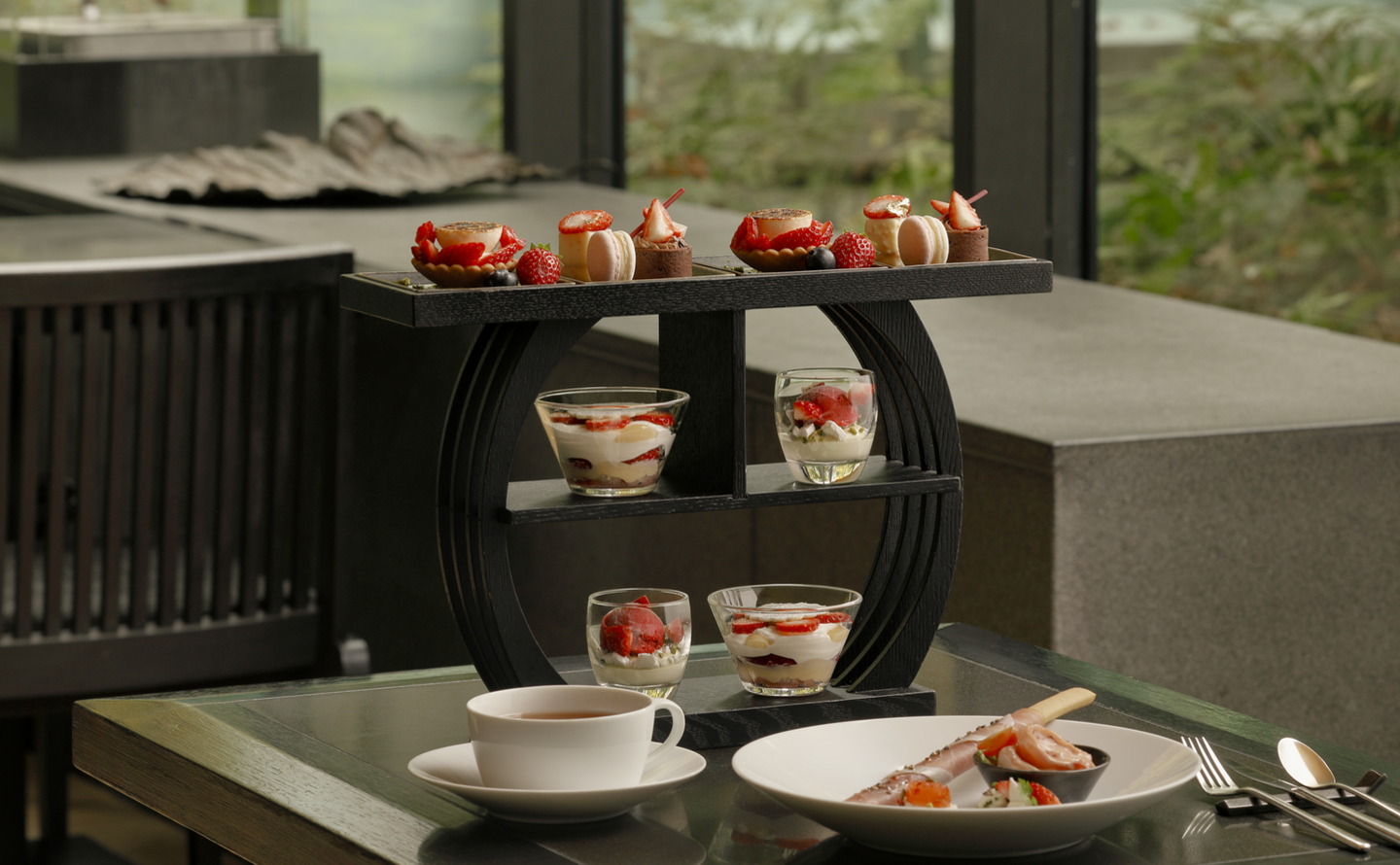 aman_tokyo_cafe_strawberry_foret_desset_h