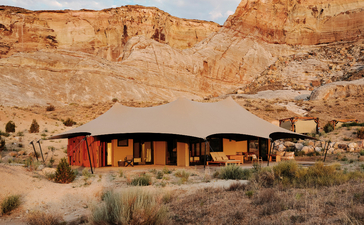 Pavillon aux murs rouges et toit gris dans le désert rocheux d'Amangiri.