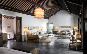 法云安缦度假村的宽敞客厅，配有现代家具、温暖照明和简洁设计。