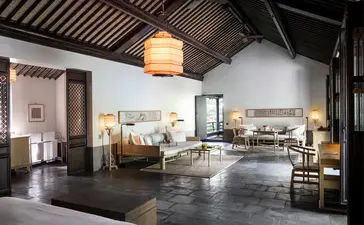 Amanfayun showroom displaying furniture and home décor arranged across a spacious interior with polished flooring.