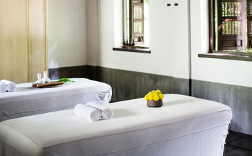 法云安缦度假村的浴室，配有两个独立浴缸、绿色装饰品和现代简洁设计。