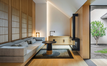 养云安缦度假村的主卧室，配有低矮床铺、和式地垫及落地窗景观。