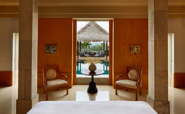 Chambre avec vue sur le temple de Borobudur depuis la terrasse privée, Amanjiwo, resort en Indonésie.