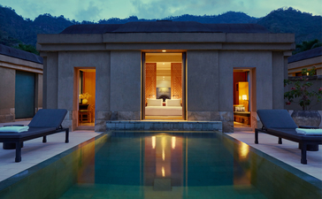 Borobudur Pool Suite avec piscine illuminée le soir à Amanjiwo, resort en Indonésie.