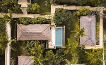 Vue aérienne de la suite avec piscine à débordement à Amankila, resort à Bali.