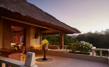 安缦丘澜度假村的无边泳池套房露台，俯瞰巴厘岛山景，傍晚时分。