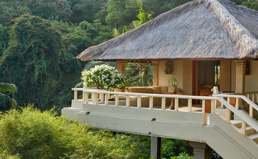 アマンキラのオーシャンスイートの木造建築、バリの緑に囲まれたリゾートの客室。