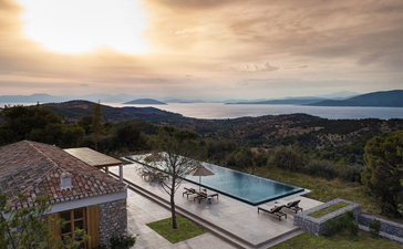 一卧室别墅俯瞰山脉和海景，安缦卓熠度假村，希腊。