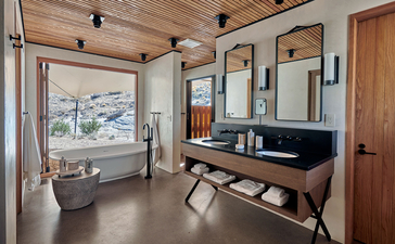 Salle de bains spacieuse avec lavabo double et miroirs encadrés, Amangiri resort.