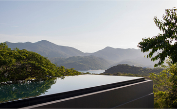 アマノイ リゾートの4ベッドルーム レジデンスから見た、山々を望む景観。