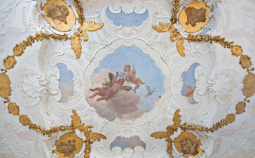 Affresco del soffitto della suite Alcova Tiepolo ad Aman Venice, con figure celesti e ornamenti dorati.