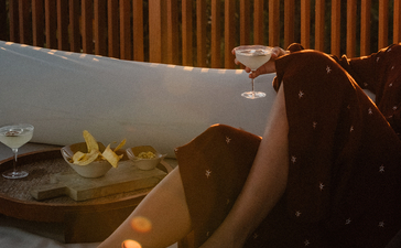 Femme se détendant dans une baignoire à Amanyara, resort aux Îles Turques-et-Caïques.