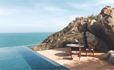 安缦诺怡度假村海洋泳池别墅，俯瞰越南海岸线，设有日光浴床和遮阳伞。