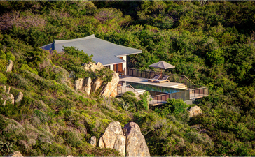 安缦诺怡度假村海景泳池别墅，俯瞰越南海岸线与茂密林木。