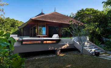 Casita sulla spiaggia con veranda in legno presso il resort Amanpulo, Filippine.