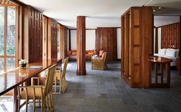 安缦璞瑞度假村五卧室花园别墅，木质室内空间宽敞通透，自然光线充足。