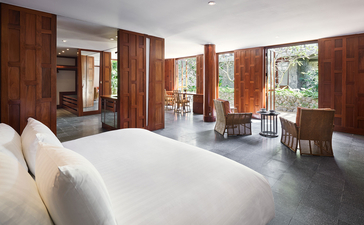 安缦璞瑞度假村五卧花园别墅的宽敞主卧室，配有木质衣柜和通往花园的玻璃门。