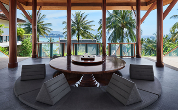 安缦璞瑞度假村的五卧室花园别墅开放式客厅，配有吊床和海景。