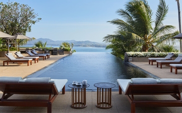 Vue sur la baie depuis la piscine à débordement de la villa, Amanpuri, Thaïlande.