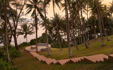 安缦璞瑞度假村的五卧室海景别墅，坐落于棕榈树环绕的花园中，俯瞰泰国海岸线。